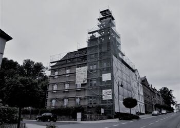 Haus mit Baugerüst