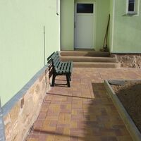Hauseingang mit neuem Pflaster