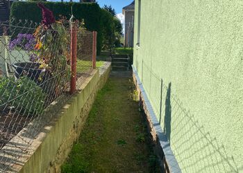 Weg an einem Haus vor der Sanierung