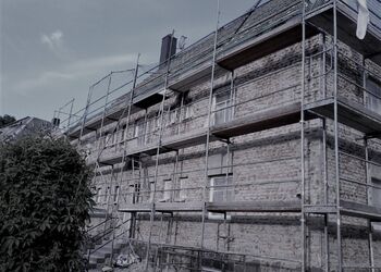 Haus ohne Putz und mit Gerüst